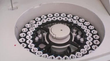Modern robotical makine santrifüj kan ve idrar testi için. Hastane laboratuvarları, otomatik biyokimya analizörü.