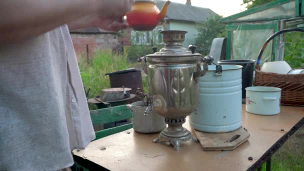 Man Pours Boiling Water Samovar Picnic Traditions Entertainment — 图库视频影像