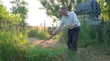 Bahçede çim biçme.