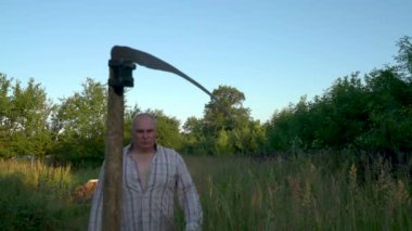 Bahçede çim biçme.