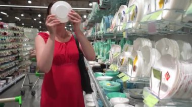 Satış, alışveriş, tüketim ve insan konsepti - markette veya süpermarkette kadın.