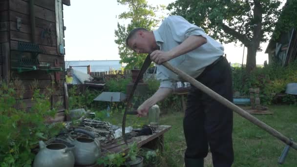 Ein Mann Schärft Eine Alte Handgefertigte Sense Für Gras — Stockvideo