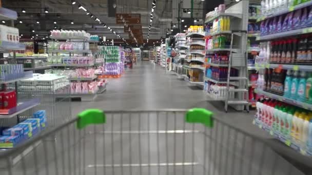 Süpermarket Rafları Arka Planı Bulanıklaştırıyor Alışveriş Arabası Hareket Ediyor — Stok video