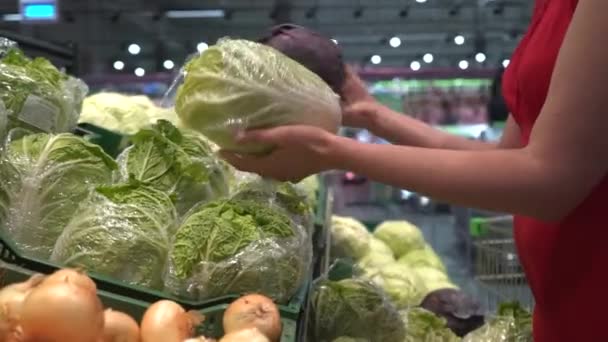 Een Mooie Vrouw Duwt Een Mand Haalt Fruit Uit Schappen — Stockvideo