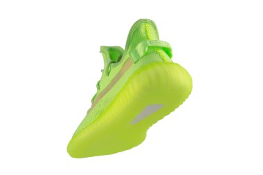 Beyaz arka planda poliüretan tabanlı yeşil paçavra ayakkabı..