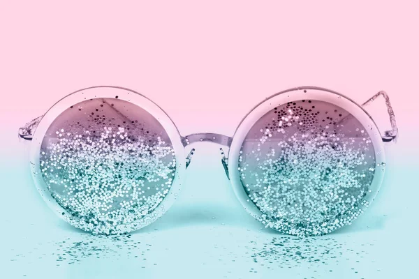 Sonnenbrille Mit Funkeln Auf Zweifarbigem Hintergrund — Stockfoto