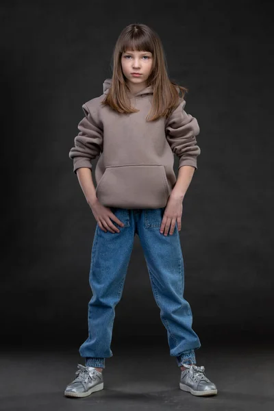 Krásný Módní Model Dívka Deseti Let Plném Růstu Šedém Pozadí — Stock fotografie