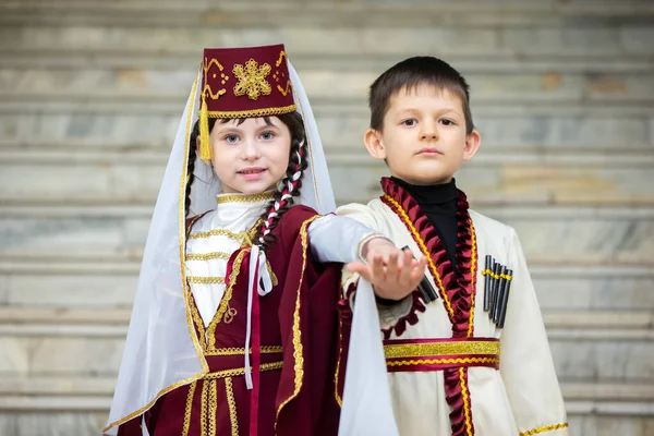Chłopiec Dziewczyna Narodowych Gruzińskich Ubraniach — Zdjęcie stockowe