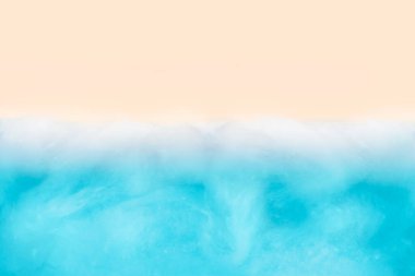 Beyaz pamuk ve mavi kağıttan yumuşak bir arka plan. Yukardan gelen kavramsal deniz..