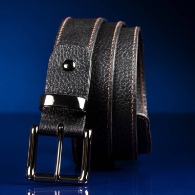 Koyu mavi arka planda siyah deri kemer..