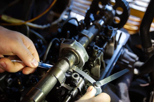 Mercedes Diesel Engine Repair Hands Mechanic Repairing Mercedes Parts Valve — Foto de Stock