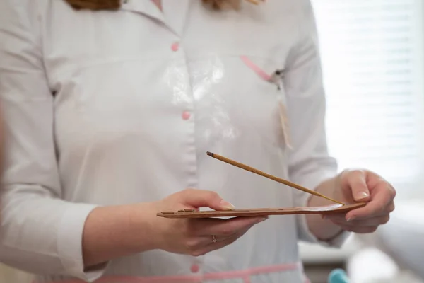 Doctor Makes Patient Aromatherapy Stick Smoke Aromatherapy — ストック写真