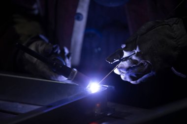 Argon yay kaynaklı metal bir dikişe kaynak yap. Kaynak metalde işe yarar.