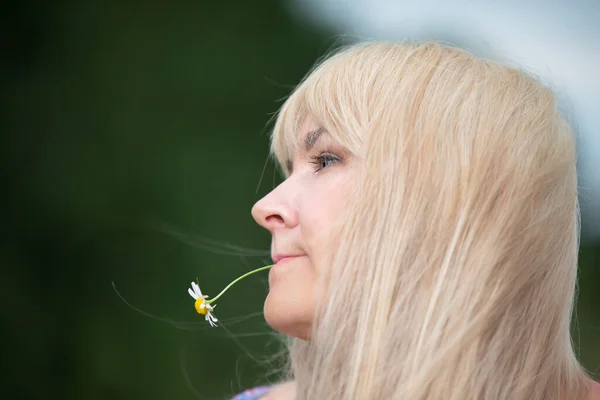 Uma Mulher Meia Idade Com Cabelos Brancos Tem Uma Flor — Fotografia de Stock