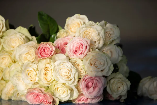 Bouquet White Roses Close Beige Tones — Stock Photo, Image