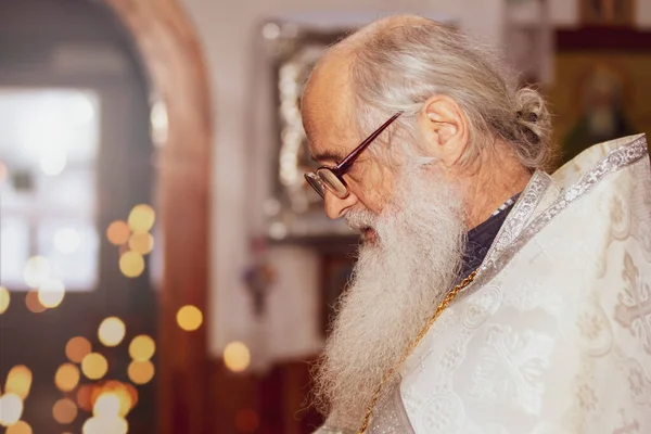 Old Orthodox Priest Reads Prayer — 스톡 사진