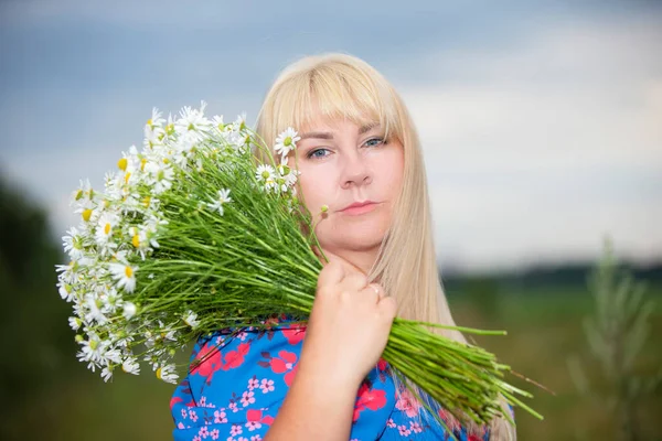 Een Mooie Size Meisje Met Wit Haar Een Zomerjurk Poseert — Stockfoto