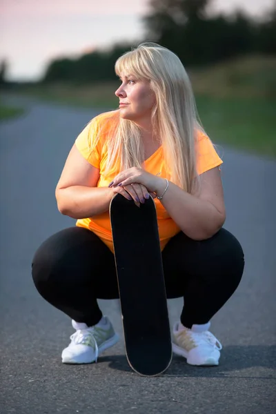 Chubby Europese Vrouw Van Middelbare Leeftijd Overgewicht Een Trainingspak Met — Stockfoto
