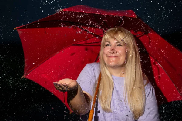 Размытое Фото Женщины Красным Зонтиком Каплями Дождя — стоковое фото