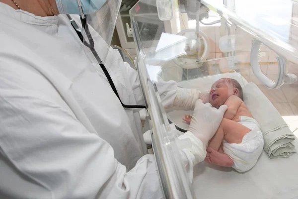 Ένας Γιατρός Προσέχει Ένα Πρόωρο Μωρό Στο Νοσοκομείο — Φωτογραφία Αρχείου