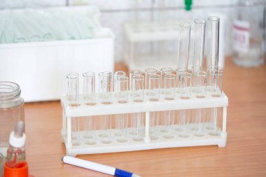 Biyokimya laboratuvarında boş şişeler. Analiz için test tüpleri.