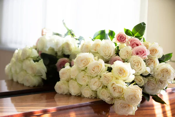 Букет Белых Роз Которые Лежат Пианино — стоковое фото