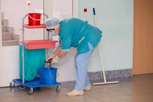 Uma Mulher Adulta Limpadora Uniforme Limpa Corredor Hospital — Fotografia de Stock