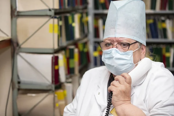 Starsza Pani Doktor Pracująca Recepcji Kliniki Odbiera Telefony Umawia Się — Zdjęcie stockowe