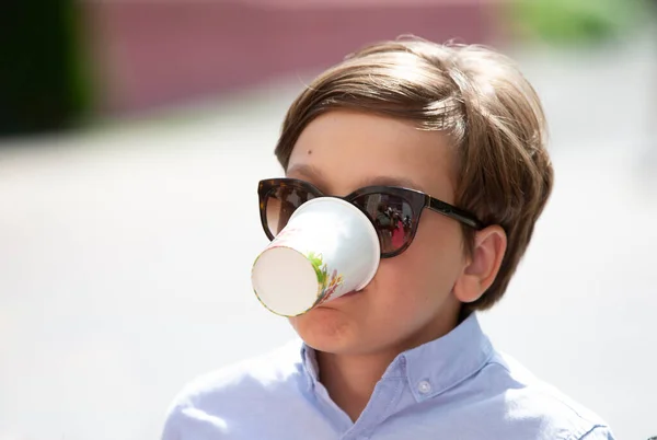 Παιδί Θέλει Πίνει Στη Ζέστη Ένα Αγόρι Γυαλιά Ηλίου Κρατά — Φωτογραφία Αρχείου
