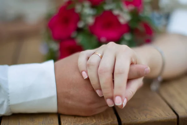 Брак Любовь Мужская Женская Рука Обручальным Кольцом — стоковое фото
