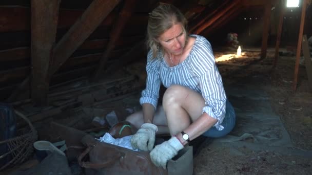 Een Vrouw Onderzoekt Oude Dingen Een Oude Zolder — Stockvideo