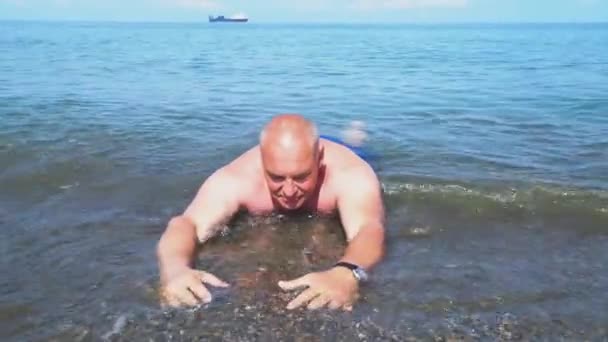 Літній Чоловік Лежить Березі Моря Воді — стокове відео