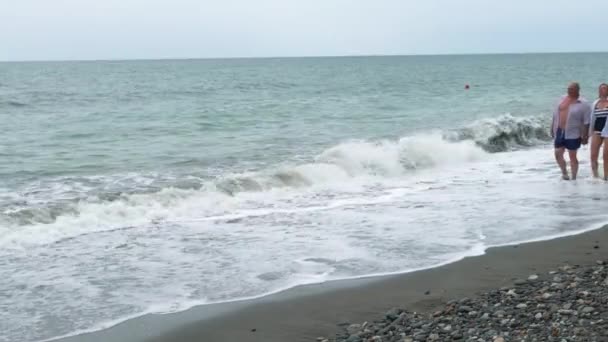 一个年迈的男人和女人正沿着汹涌的海滨散步 — 图库视频影像
