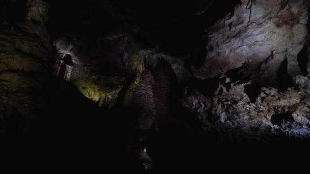 Όμορφη Θέα Του Υπόγειου Σπηλαίου Φωτίζεται Από Τεχνητό Φως — Αρχείο Βίντεο
