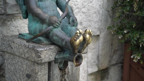 Άγαλμα Ενός Ξυπόλητου Αγοριού Μια Χάλκινη Κανάτα Τρεχούμενο Νερό Μπατούμι — Αρχείο Βίντεο