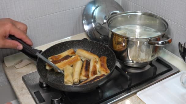 Vrouw Die Pannenkoeken Maakt Een Koekenpan Keuken — Stockvideo