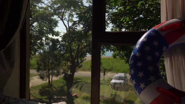 Dekat Jendela Terletak Pelampung Kehidupan Inflatable Dengan Bendera Amerika Dicat — Stok Video