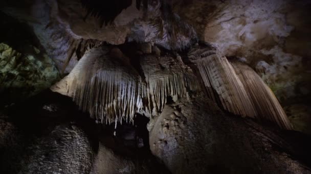 人工光に照らされた地下洞窟の美しい景色 — ストック動画