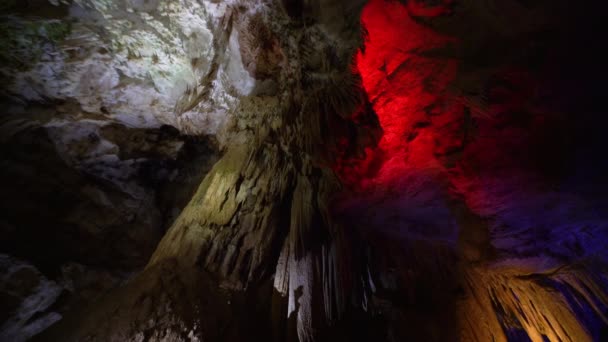 格鲁吉亚普罗米修斯洞穴的石笋和石笋 — 图库视频影像