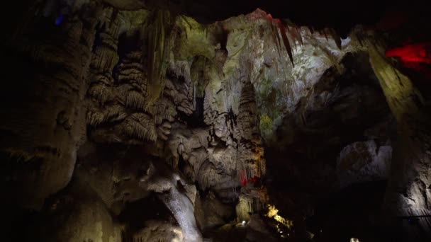 Σταλακτίτες Και Σταλαγμίτες Στο Σπήλαιο Προμηθέας Της Γεωργίας — Αρχείο Βίντεο