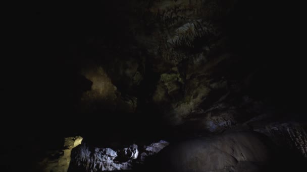 ジョージア州プロメテウス洞窟の鍾乳石と鍾乳石 — ストック動画