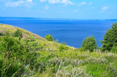 Volga Nehri 'nin en geniş yeri. Bulutlu bir yaz gününde güzel bir manzara.