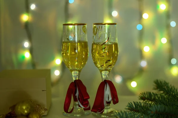 Gafas Navidad Decoradas Con Cintas Rojas Fondo Una Guirnalda Luminosa —  Fotos de Stock