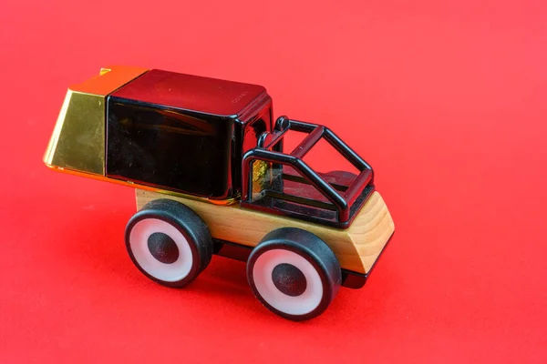 Ein Spielzeugauto Trägt Parfüm Als Weihnachtsgeschenk Weihnachtsdekoration — Stockfoto