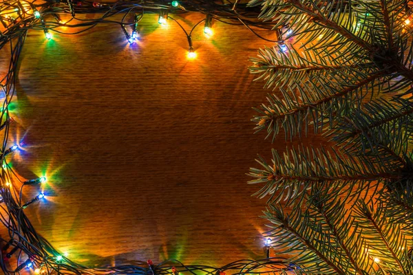 槍のスペースで枝 ガーランド 木製の背景を発芽させます クリスマスの装飾 — ストック写真