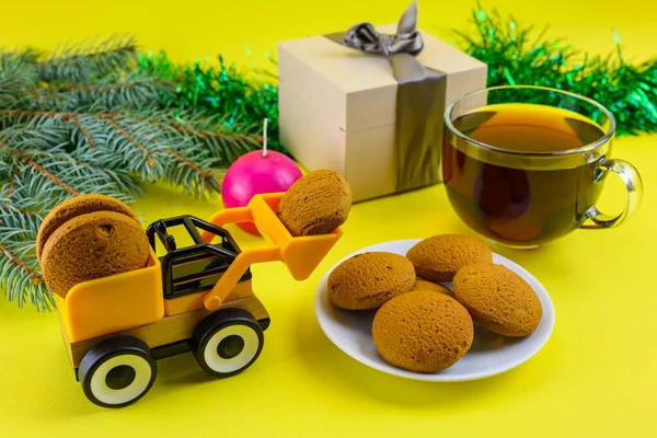 Oyuncak kazıcı çocukların Noel 'ini kutlamak için kurabiye dağıtır. Noel süslemesi.