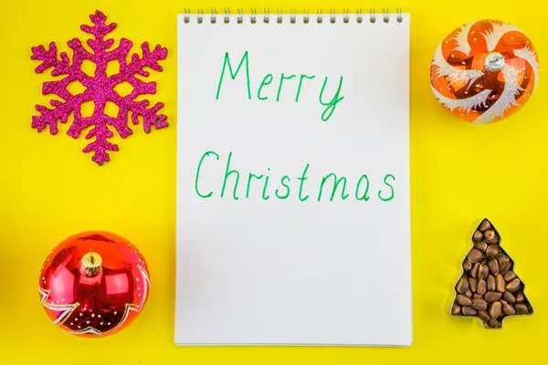圣诞球 一棵用云杉坚果做成的圣诞树 还有一本印有圣诞快乐字样的笔记本 圣诞装饰 — 图库照片