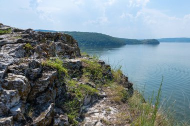 Volga Nehri kıyısında, Zhigulevsk kasabası yakınlarında. Zhiguli dağları. Samarskaya Luka. Yaz.