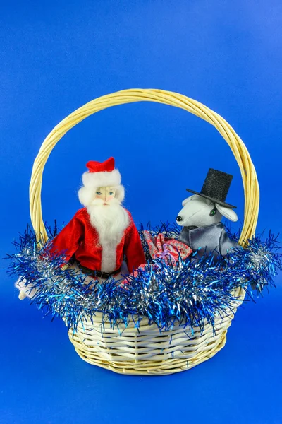 Panier Osier Avec Père Noël Rat Sur Fond Bleu Noel — Photo