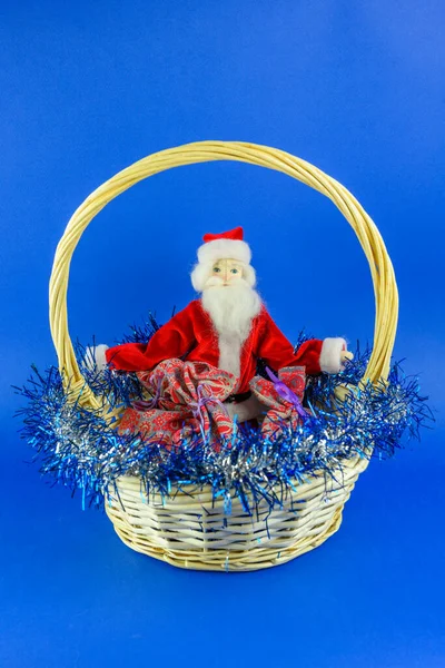 Panier Osier Avec Jouet Père Noël Sur Fond Bleu Noel — Photo